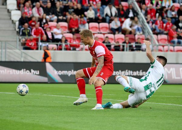 Marco Lund, a Diósgyőr (b) és Kenan Kodro, a Ferencváros játékosa a labdarúgó OTP Bank Liga 32. fordulójában játszott Diósgyőri VTK - Ferencvárosi TC mérkőzésen a Diósgyőri Stadionban 2024. május 11-én.<br />Fotó: MTI/Vajda János