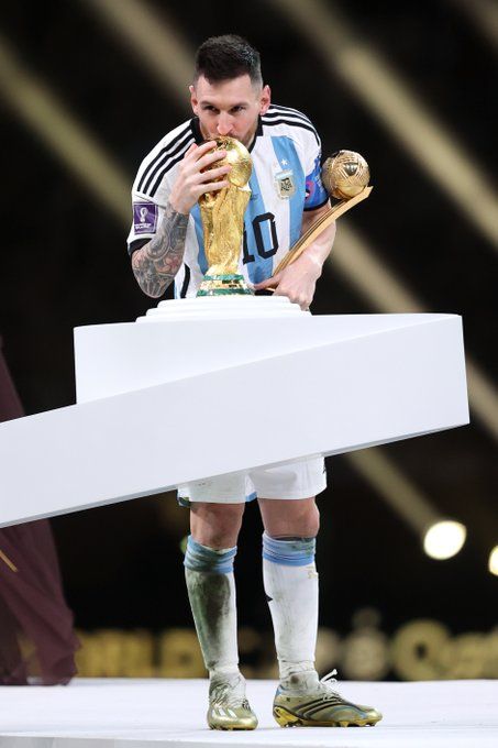 A Rosarióból elindult egykori kisfiú, Lionel Andrés Messi nemcsak a saját álmát, de egész Argentínáét is valóra váltotta. Fotó: a FIFA hivatalos, világbajnoki Twitter-fiókja