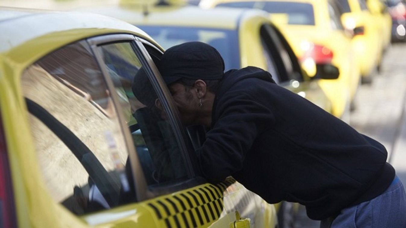 Migránsokat rabolt ki fegyverrel a taxisofőr