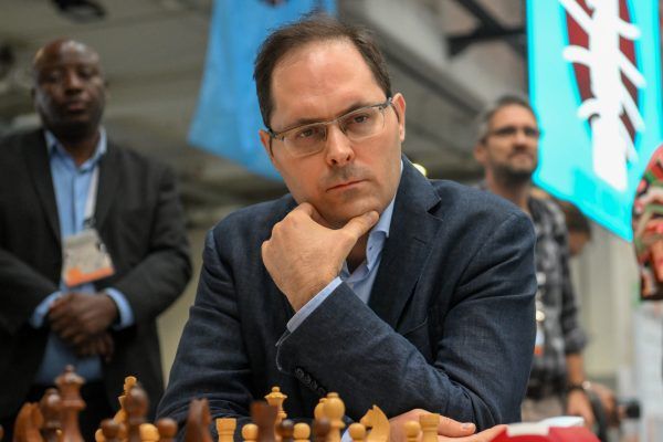 Lékó Péter nemzetközi nagymester hosszú idő után a tavaly őszi, budapesti sakkolimpián ült ismét asztalhoz. Balogh Csaba újdonsült szövetségi kapitány a jövőben is számít a korábbi világbajnok-jelöltre.<br />Fotó: MTI/Illyés Tibor