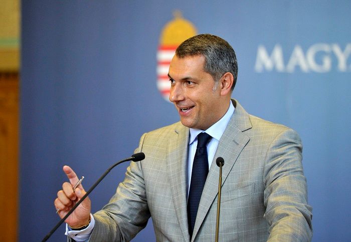 Budapest, 2016. szeptember 1. Lázár János, a Miniszterelnökséget vezetõ miniszter szokásos heti sajtótájékoztatóját tartja az Országházban 2016. szeptember 1-jén. MTI Fotó: Kovács Attila