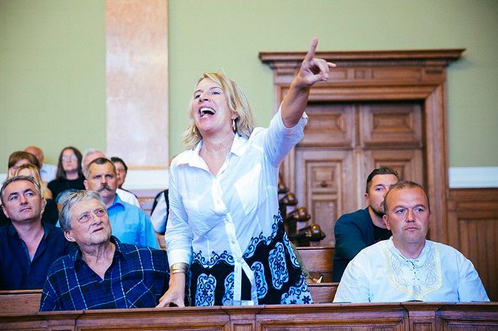 Budaházy György az ellene és tizenhat társa ellen terrorcselekmény bűntette miatt indult per tárgyalásán, az ítélethirdetés után a Fővárosi Törvényszék tárgyalótermében 2016. augusztus 30-án. A bíróság elsőfokú ítéletében tizenhárom év fegyházbüntetésre ítélte a terrorcselekménnyel, testi sértéssel, kényszerítéssel vádolt Budaházy Györgyöt. Rendbontások miatt, a bíró kérésére a rendőrök kiürítették a hallgatóság részére fenntartott karzatot. Fotó: Horváth Péter Gyula
