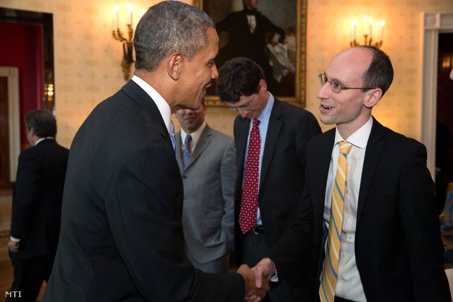 Barack Obama és Árvai Péter a Prezi társalapító-vezérigazgatója kezet fog a washingtoni elnöki rezidencia Kék szobájában 2014. február 28-án. Fotó: index