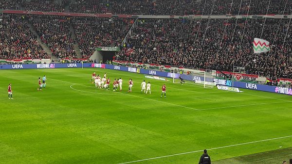 Szoboszlai Dominik szabadrúgására hiába repült Cakir, a törökök hálóőre, ő már verve volt. Sajnos a labda a felső lécről fölé vágódott. Fotó: Kovács Attila