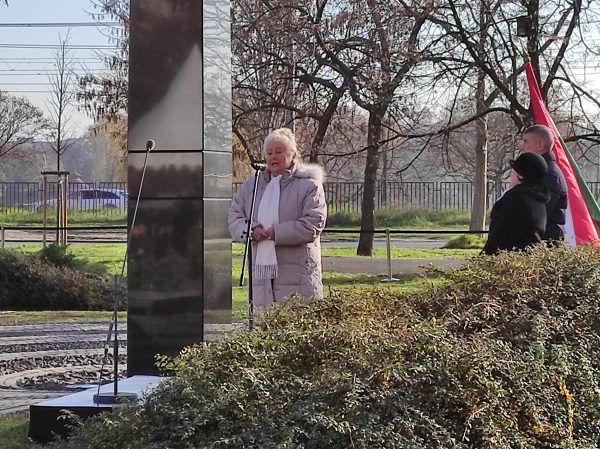 Ötvös Csilla operaénekes az Ave Maria című Schubert-áriát énekli a GULAG-megemlékezésen 2022. november 25-én. Fotó: Kovács Attila