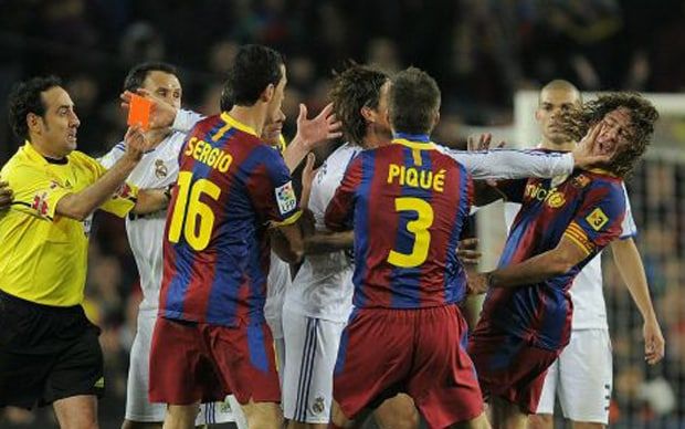 Ramos durván ellöki válogatottbeli védőtársát, a nála évekkel idősebb Carles Puyolt / Fotó: Telegraph.co.uk