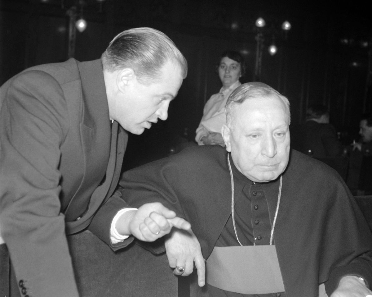 Grősz József kalocsai érsek (j) és Herling Jakab, a Béketanács papi bizottságának titkára az Országos Béketanács ülése szünetében a Parlamentben (1958) / Fotó: MTI