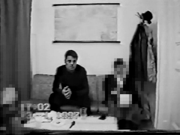 Boros Tamás vallomást tesz a rendőrségen egy nyomozó és egy ügyész jelenlétében. Fotó: PestiSrácok.hu