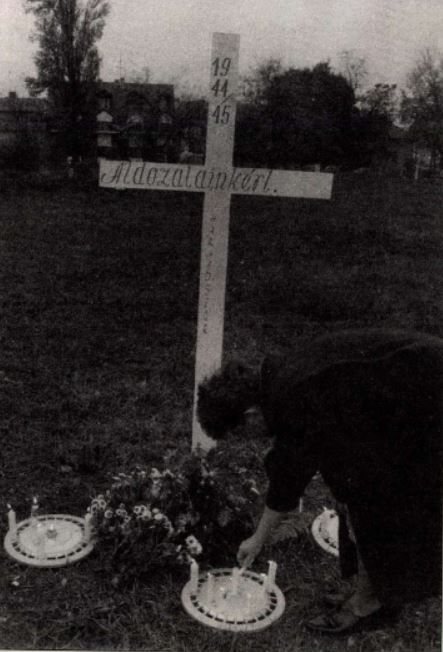 Az eltávolított kereszt / Forrás: Magyarország (1992), Arcanum.hu