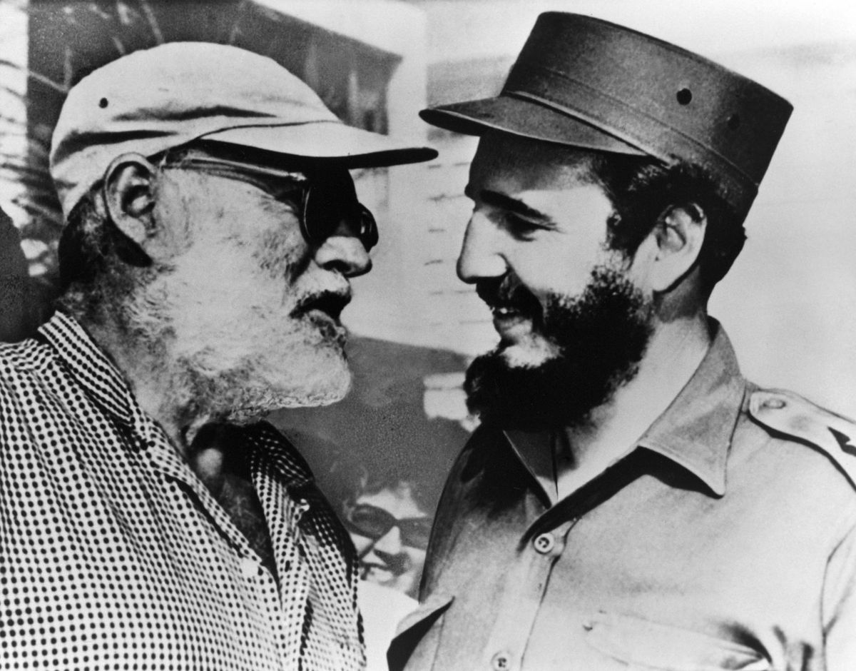 Ernest Hemingway Nobel-díjas író (b) és Fidel Castro kubai miniszterelnök találkozója Havannában. / Fotó: MTI