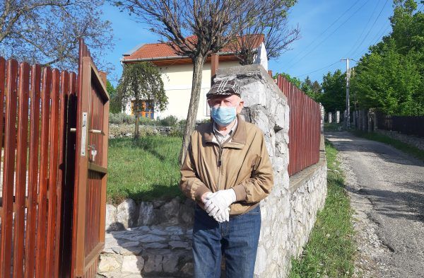 A 92 esztendős Szabó Gyuri bácsi még kerüli a közösséget. Fotó: Juhári Andrea- PS