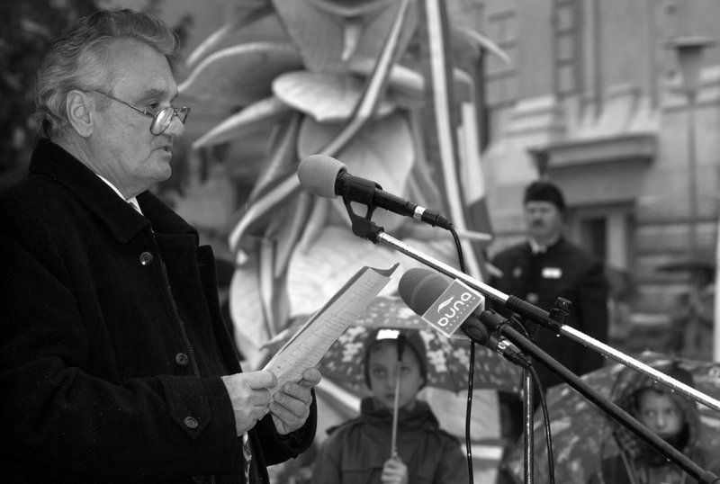 Hrabovszky László beszédet mond a Debreceni Egyetem melletti 1956-os emlékműnél rendezett ünnepségen /Fotó: MTI