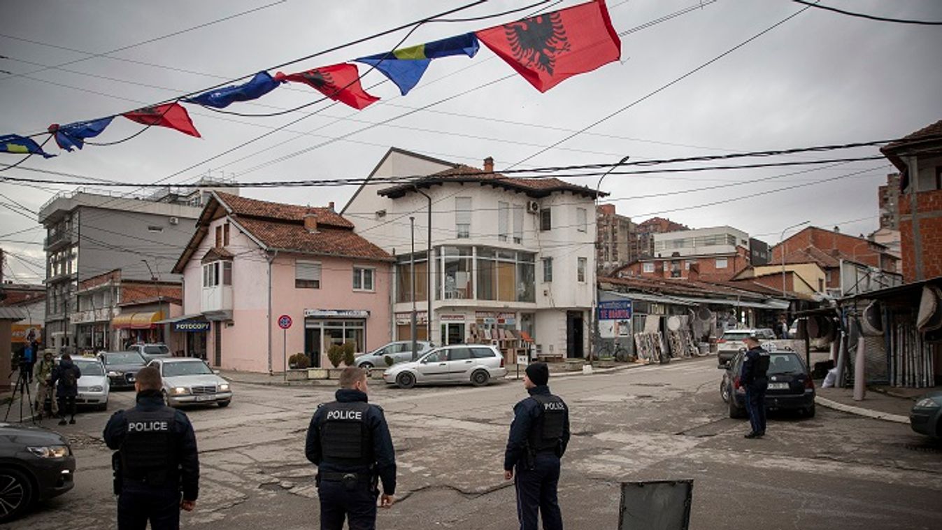 Újabb úttorlaszokat emeltek a szerbek, miközben nő a feszültség Koszovóban