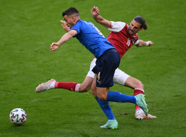 Spinazzola húz el Grillich mellett. Fotó: MTI/EPA/Getty pool/Laurence Griffiths