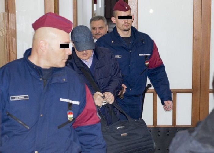 Rendőrök kísérik Simon Gábor volt MSZP-s országgyűlési képviselőt, aki harminc napra előzetesbe került. Fotó: PestiSrácok.hu