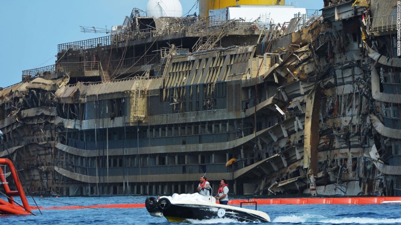 100 millió euróba került, de kiemelték a Costa Concordia utolsó darabját is a tengerből