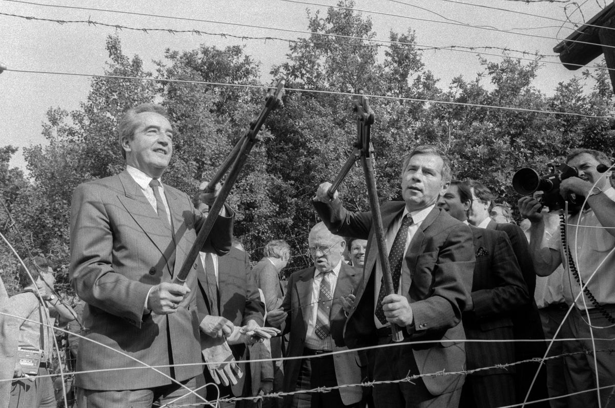 A nagy átverés: Horn Gyula és Alois Mock osztrák külügyminiszter átvágja a vasfüggönyt / Fotó: MTI