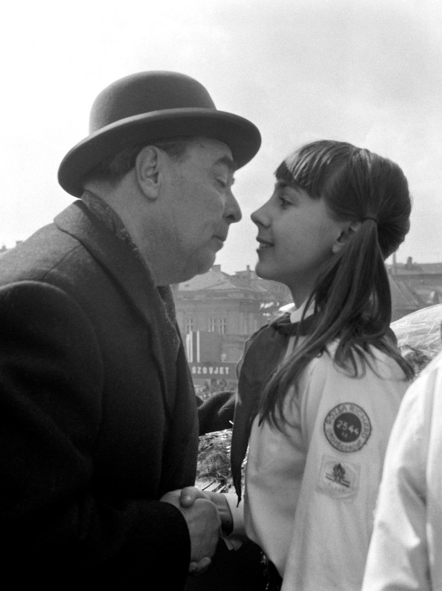 Juj. Leonyid Iljics Brezsnyevet, a Szovjetunió Kommunista Pártja Központi Bizottságának főtitkárát egy úttörőlány üdvözli a dísztribünön, a budapesti április 4-i díszszemlén. MTI Fotó: Vigovszki Ferenc