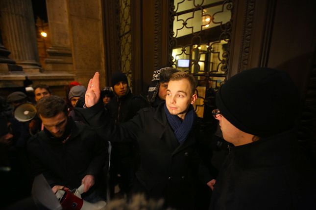 Kiss Dávid, a Corvinus Hallgatói Önkormányzatának elnöke a 2012-es diáktüntetésen, amelyen a hallgatók Orbán Viktort és Hoffmann Rózsát is élesen bírálták.Kiderült, nem csak buli, anyagilag is megéri a HÖK vezetése. Fotó: origo.hu