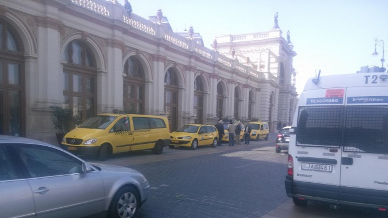 Megint demonstrálnak a taxisok