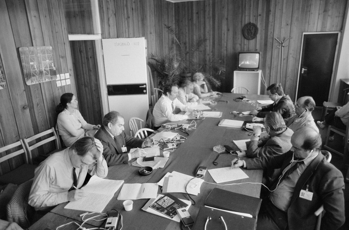 1985. március 26. A Magyar Szocialista Munkáspárt (MSZMP) XIII. kongresszusának idején a Márvány utcai sajtóközpontban. Balra, Paul Lendvai (b3), / MTI Fotó: Pólya Zoltán