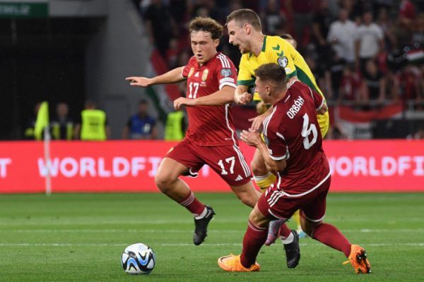 Callum Styles (b) és Willi Orbán (j), valamint a litván Eligijus Jankauskas (k) a labdarúgó Európa-bajnoki selejtező G csoportjában játszott Magyarország - Litvánia mérkőzésen a Puskás Arénában 2023. június 20-án.<br />Fotó: MTI/Vasvári Tamás