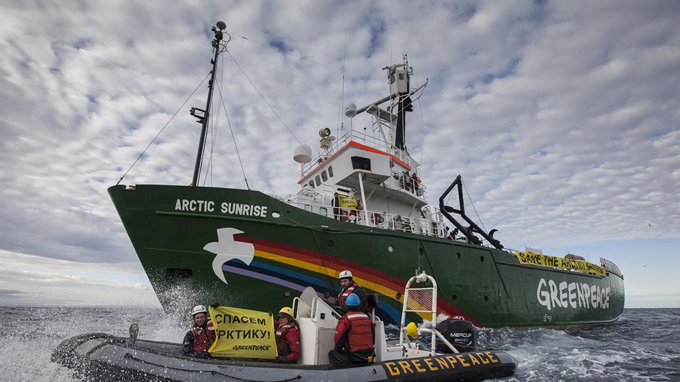 Egy orosz olajfúrótoronynál hepciáskodott a holland Greenpeace, és még kártérítés is jár nekik