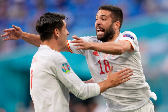 Alvaro Morata és Jordi Alba ünnepli az utóbbi által szerzett spanyol gólt a Svájc-Spanyolország Eb-negyeddöntőn. Fotó: MTI/AP pool/Dmitrij Loveckij