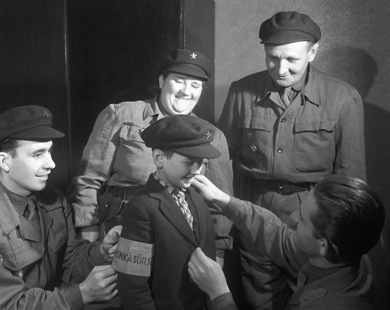 Propaganda (maga a fotó) és valóság: pufajkások mentek a sebesült forradalmárokért / Fotó: MTI