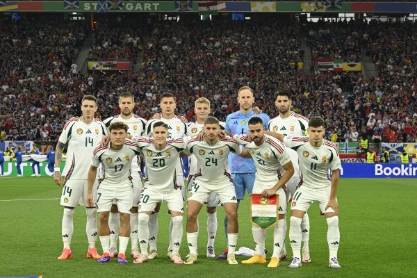 Styles Callum, Sallai Roland, Dárdai Márton, Botka Endre, Kerkez Milos (elöl b-j), Bolla Bendegúz, Varga Barnabás, Willi Orbán, Schäfer András, Gulácsi Péter kapus és Szoboszlai Dominik (hátul b-j), a magyar kezdőcsapat a skótok elleni csoportmeccsen, Stuttgartban.<br />Fotó: MTI/Koszticsák Szilárd