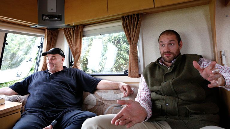 John és Tyson Fury a lakókocsiban / Fotó: Boxing News