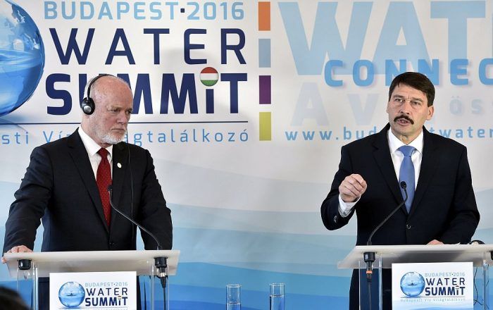 Budapest, 2016. november 28. Áder János köztársasági elnök (j) és Peter Thomson, az ENSZ Közgyûlés elnöke sajtótájékoztatót tart a Budapesti Víz Világtalálkozó 2016 konferencián a budapesti Millenárison a háromnapos rendezvény elsõ napján, 2016. november 28-án. MTI Fotó: Máthé Zoltán