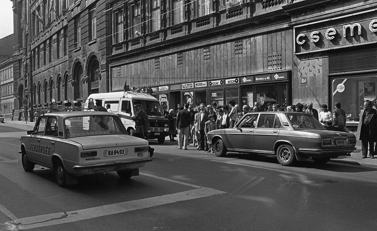 1988, nyugati és keleti autók / Fotó: Fortepan.hu, ad.: Urbán Tamás