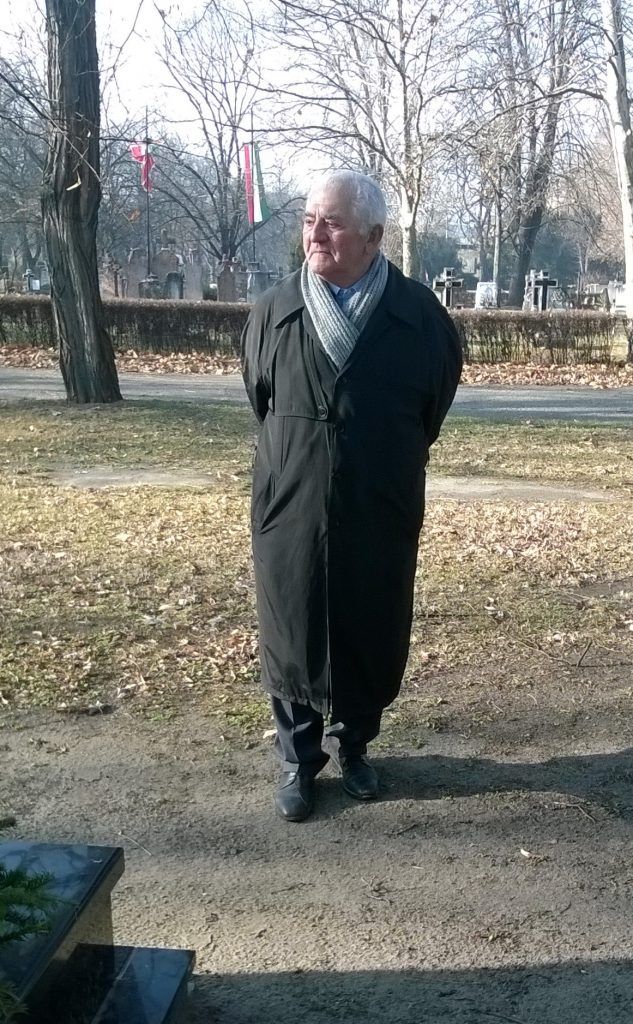 Dénes János a Fiumei úti Nemzeti Sírkert '56-os parcellájában, 2016. december 7-én. A szerző felvétele.