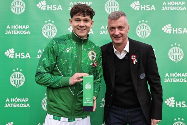 Ez most tényleg Tóth Alex időszaka. Alapemberré nőtte ki magát a Ferencvárosban, meghívót kapott Marco Rossitól a válogatottba és a zöld-fehér tábor megválasztotta őt február hónap legjobbjának. Kubatov Gábor a Ferencváros elnöke a mérkőzés előtt köszöntötte Tóthot. Fotó: a Ferencváros hivatalos Facebook-oldala
