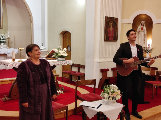 Budai Ilona és tanítványa, Kiss László előadása, a pestszentlőrinci Szent László Plébánia 75. születésnapja alkalmából rendezett ünnepi műsorában. Fotó: Kovács Attila
