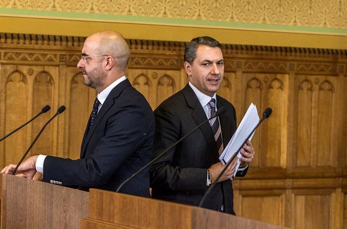 Budapest, 2016. november 3. Lázár János, a Miniszterelnökséget vezetõ miniszter (j) érkezik szokásos heti sajtótájékoztatójára, mellette Kovács Zoltán kormányszóvivõ az Országházban 2016. november 3-án. MTI Fotó: Szigetváry Zsolt