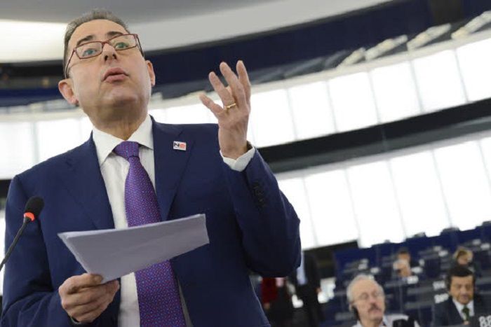 A szociáldemokraták vezetője természetesen nem állhatta meg, hogy személyeskedve kritizálja az amerikaiak demokratikus választáson választott új elnökét. (Forrás: Facebook)
