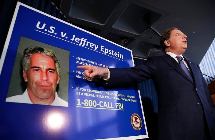 Geoffrey Berman New York déli körzetének ügyésze sajtótájékoztatót tart Jeffrey Epstein amerikai milliárdos letartóztatása ügyében New Yorkban 2019. július 8-án MTI/EPA/Jason Szenes