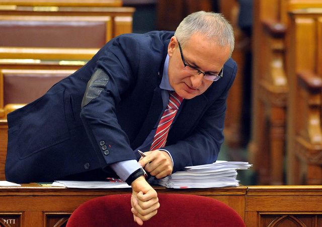 Csak idő kérdése. Az Országgyűlés bizottsága rövid idő alatt dönthet Simon Gábor mentelmi jogának a felfüggesztéséről, a szocialista politikus meghallgatására ezután kerülhet sor. Fotó: index.hu
