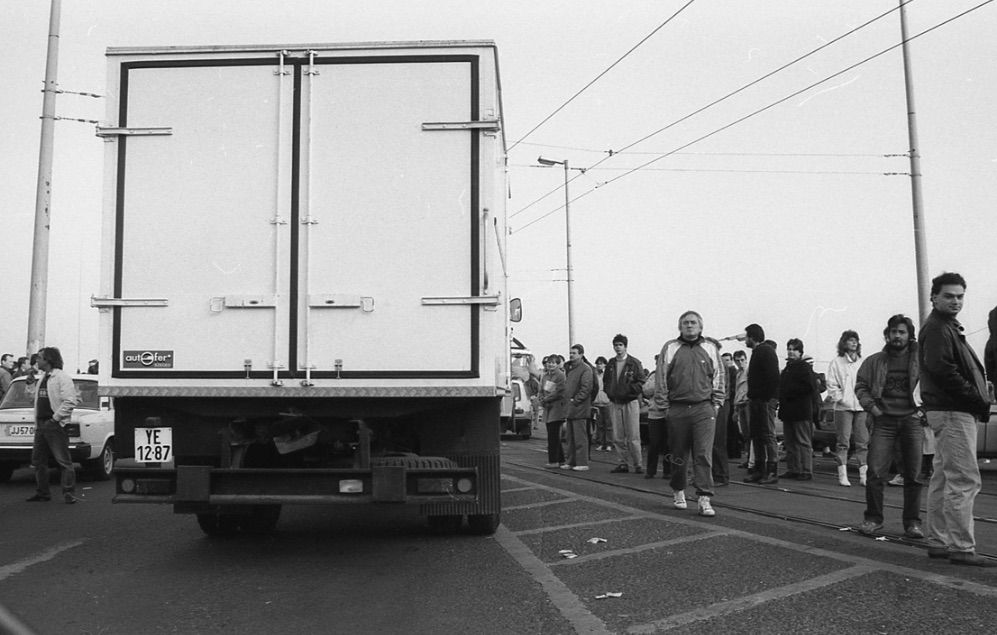 Havas körbenéz. A kép a Taxisblokád alatt készült / Fotó: Fortepan.hu