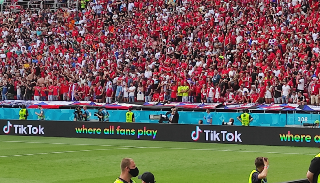 Különös veszélyt jelent, amikor egy, a fiatalok körében nagy népszerűségnek örvendő platform szivárványozik... A szerző felvétele