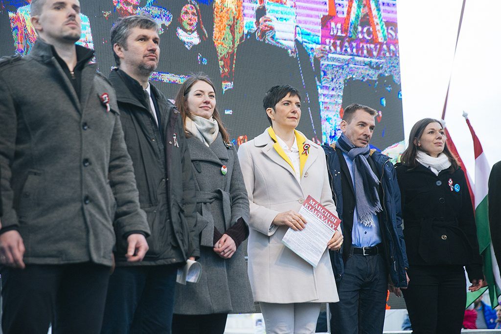 Csak az ideológia változott, a magyargyűlölet a régi. A kép közepén Donáth Anna és Dobrev Klára. Mindkettejük egyenes ági felmenője bolsevik, kommunista volt, ma mindketten brüsszeli EP-képviselők, akik ahol csak lehet, ártani igyekeznek hazájuknak. Fotó: Horváth Péter Gyula