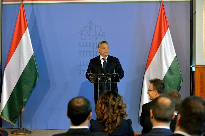 Budapest, 2015. szeptember 7. Orbán Viktor miniszterelnök beszédet mond, jobbra Szijjártó Péter külgazdasági és külügyminiszter a misszióvezetõi értekezlet megnyitóján Budapesten, a Külgazdasági és Külügyminisztériumban 2015. szeptember 7-én. Nincs európai terv a bevándorlási válsághelyzet kezelésére - mondta a miniszterelnök. MTI Fotó: Koszticsák Szilárd