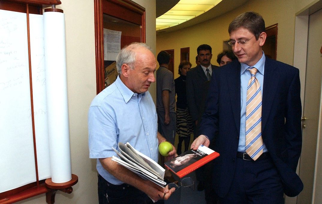 Bolgár György valószínűleg nem szerzőnk könyvét mutatja Gyurcsány Ferencnek / Fotó: MTI