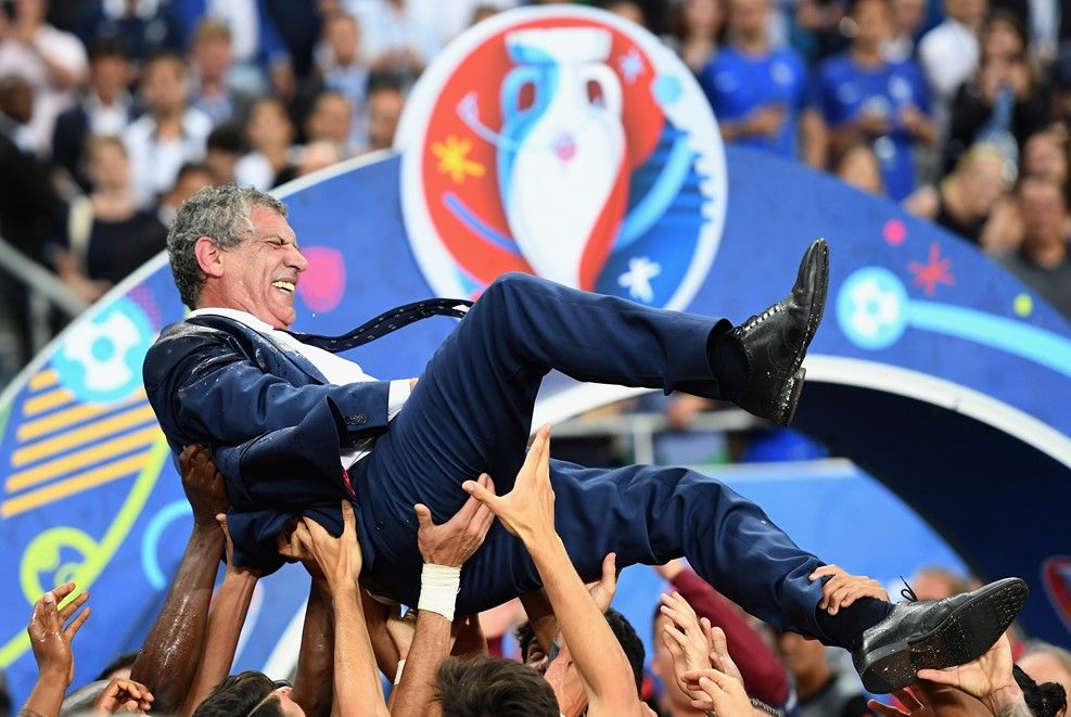 Dobálják a győztes edzőt /Fotó: UEFA.com