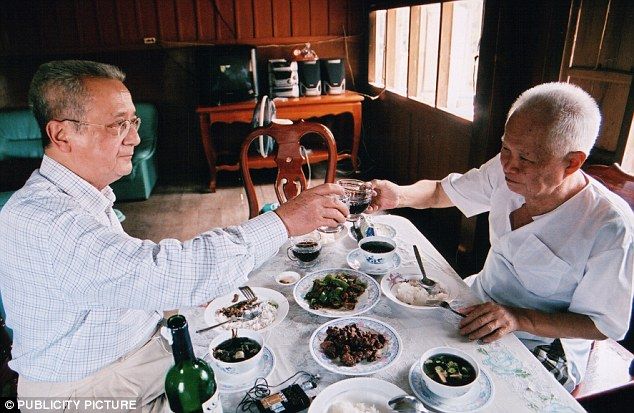 Az ügyvéd úr itt éppen Nuon Csea-val, a Vörös Khmer