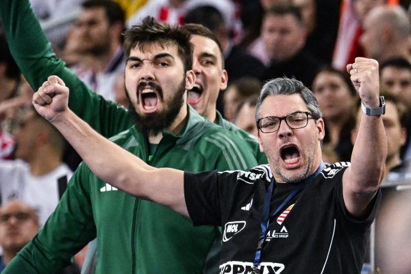 Öt perccel a vége előtt még joggal volt boldog a magyar kispad és Chema Rodríguez, a magyar válogatott szövetségi kapitánya (j), mert vezettünk. Sajnos, végül Horvátország jutott be a legjobb négy közé a vb-n.<br />Fotó: MTI/Illyés Tibor