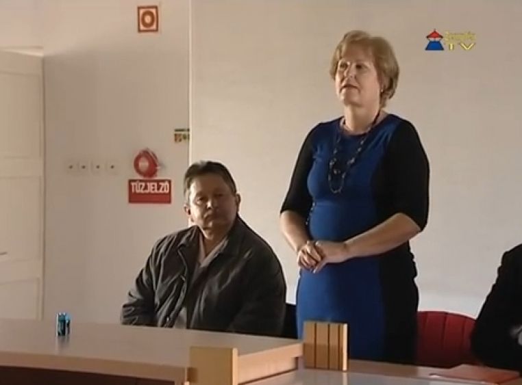 Tóth Ildikó, a sátoraljaújhelyi kórház főigazgatója utánanézett a megdöbbentő tendernek, amelynek eredménye, hogy módosították az ajánlati felhívást, így mintegy hetvenmillió forint marad az intézmény zsebében. Fotó: Zemplén TV