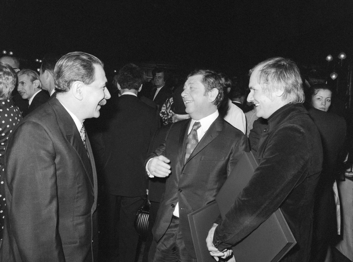 Aczél György, a Magyar Szocialista Munkáspárt Politikai Bizottságának (MSZMP PB) tagja, a Központi Bizottság (KB) titkára (b) a Kossuth-díjas kitüntetettekkel, Makk Károly (k) és Jancsó Miklós (j) filmrendezõkkel beszélget az április negyedikei díjátadó ünnepség után, a Parlament kupolacsarnokában adott fogadáson. / Fotó: MTI
